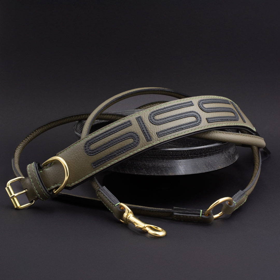 Exklusives Gaiaswelt Hundehalsband aus Leder in Oliv, personalisiert mit breit laufender Schrift in Schwarz, Handarbeit aus München